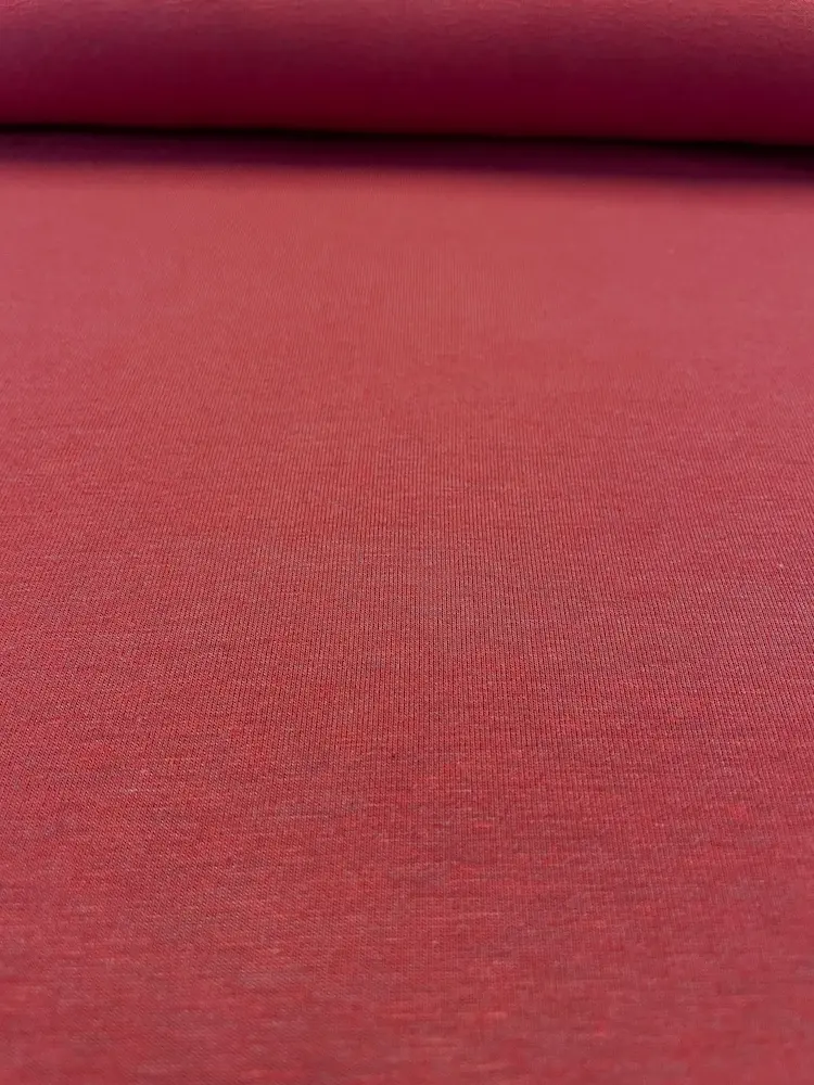 Detailansicht eines weinroten Jersey-Stoffs aus 95% Baumwolle mit feiner Melange-Optik, blickdicht und weich für Bekleidung.