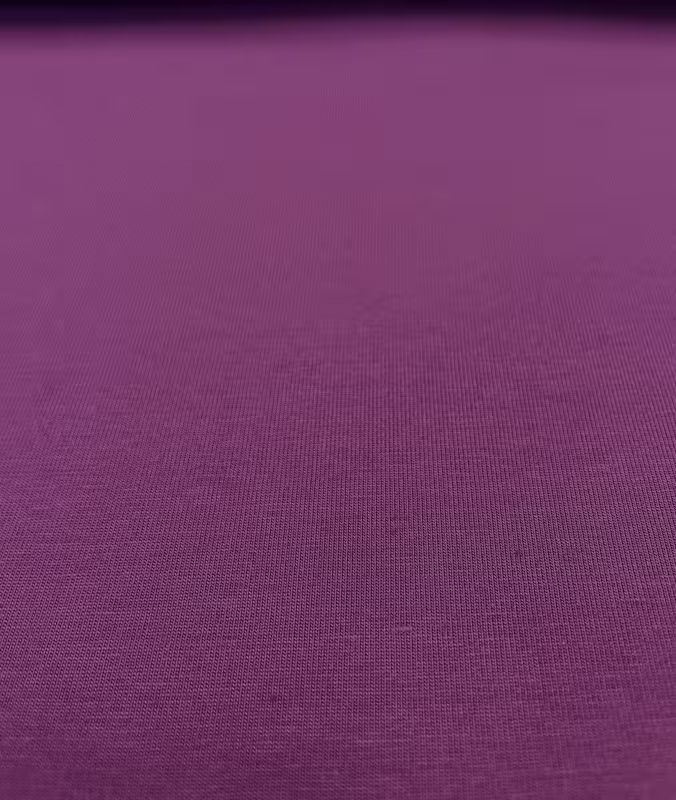 Nahaufnahme eines violetten Baumwoll-Jersey-Stoffes mit feiner Strickstruktur, Farbe Beere, 220g schwere Qualität.