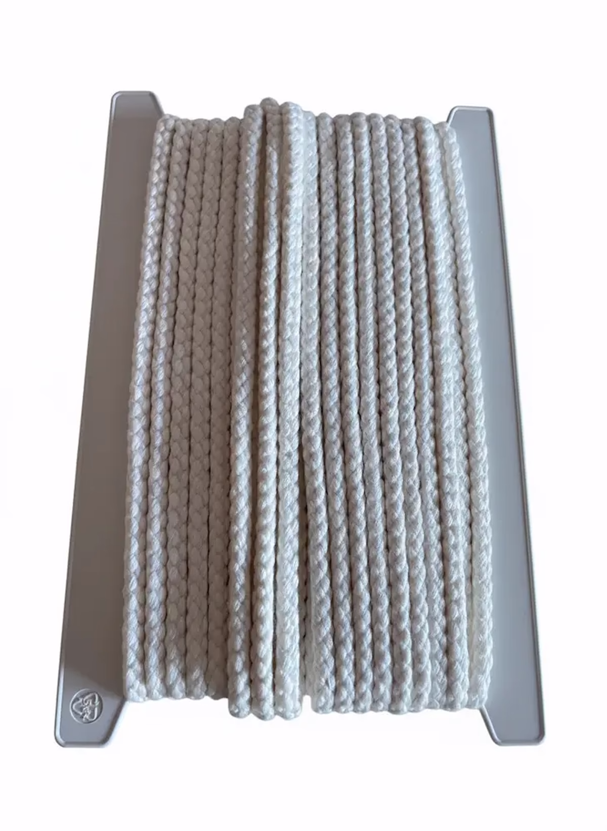 Dicke geflochtene Kordel mit 10mm Breite in Cremeweiß auf einer flachen Wickelkarte, stabile Baumwollkordel als Meterware für Hoodies und Taschen