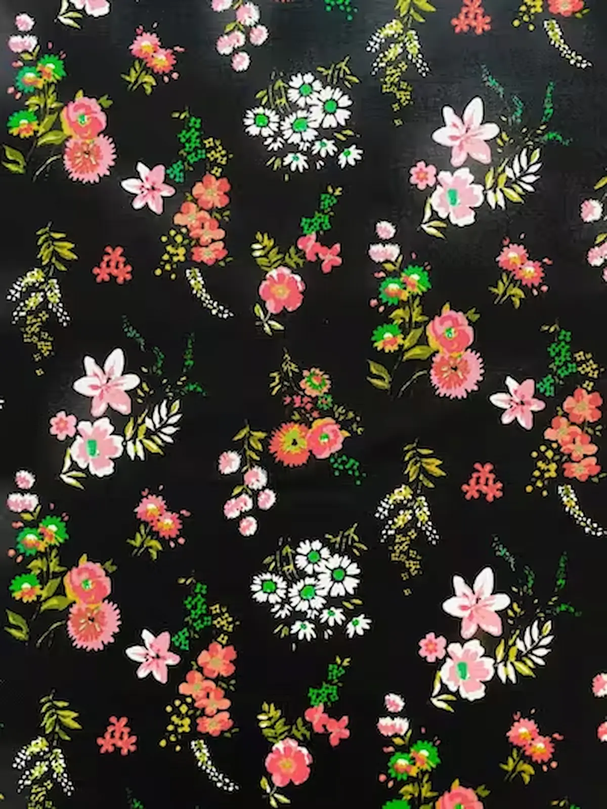 Schwarzer Baumwollstoff Webware mit buntem Blumenmuster aus Rosen und Gänseblümchen, glatte Textur für Kleidung und Dekoration.