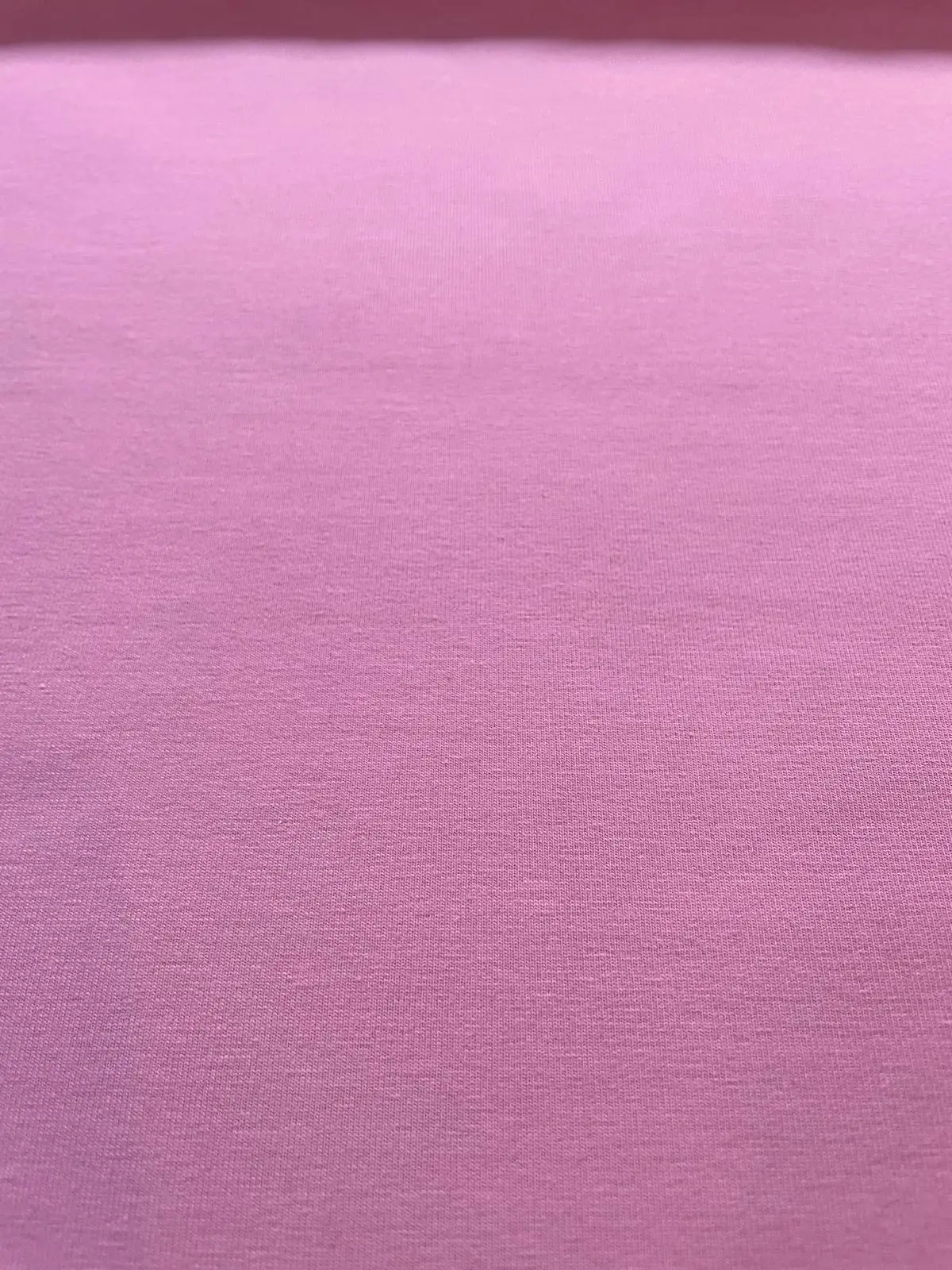 Detailansicht von dehnbarem Baumwolljersey in Beere/Altrosa, ideal als Bekleidungsstoff für T-Shirts und Kinderkleidung.