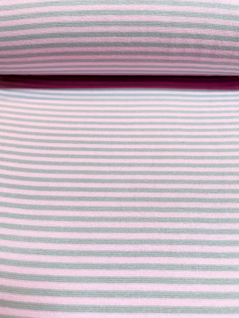 Gestreifter Bündchenstoff in Rosa und Grau als elastische Schlauchware (Meterware) für Pulloverbündchen und Babybekleidung.