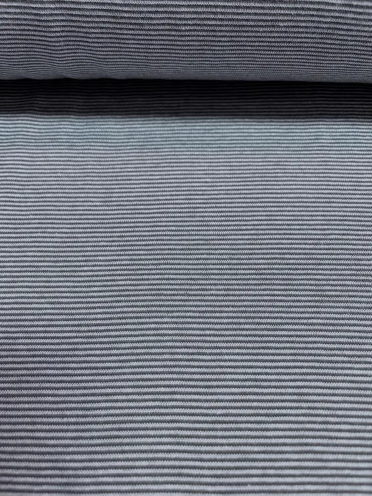 Schmal gestreifter Bündchenstoff in Grau-Meliert und Weiß als elastische Schlauchware (Meterware) für Ärmel, Halsbündchen und sportliche Kleidung.