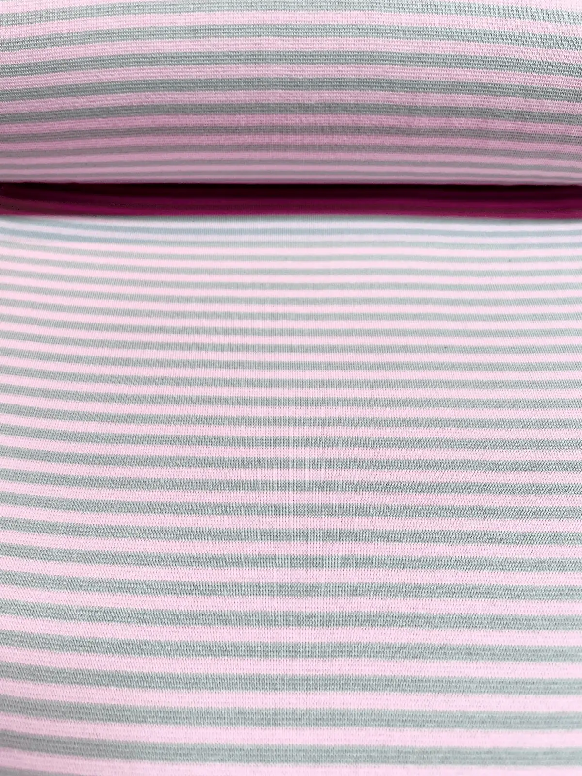 Gestreifter Bündchenstoff in Rosa und Grau als elastische Schlauchware (Meterware) für Pulloverbündchen und Babybekleidung.