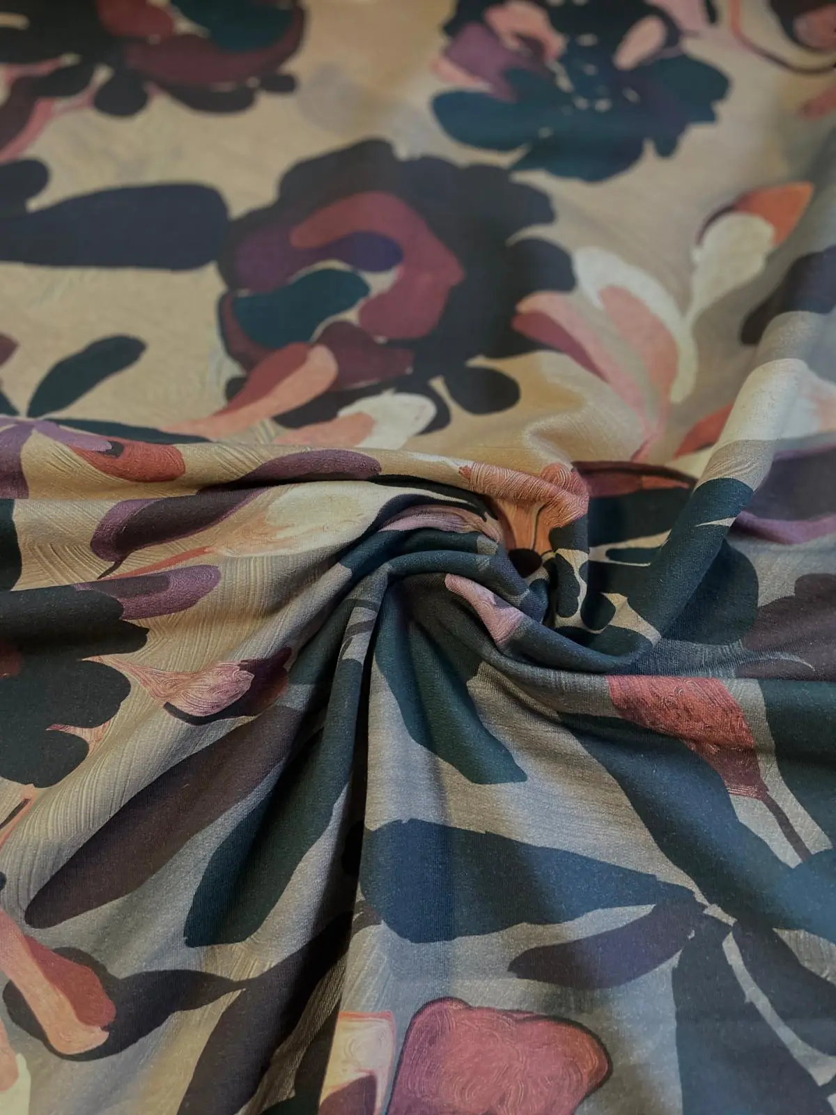 Hochwertiger French Terry Stoff als Meterware mit einem künstlerischen, floralen Pinselstrich-Muster in warmen Herbsttönen.