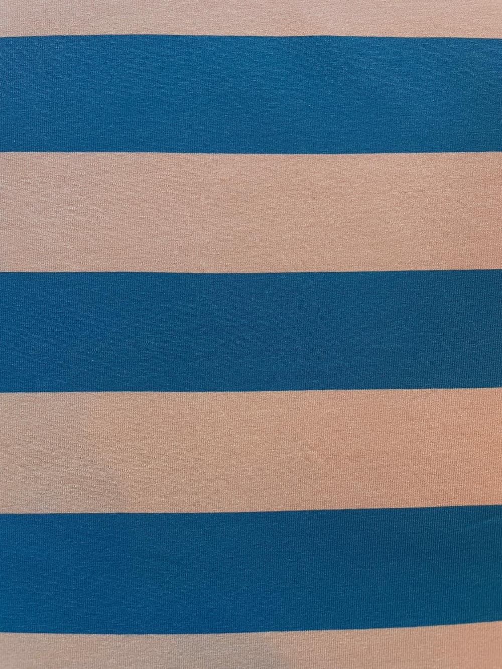 Hochwertiger French Terry Stoff mit horizontalen Streifen in Petrol und Sandbeige, glatte Oberfläche.