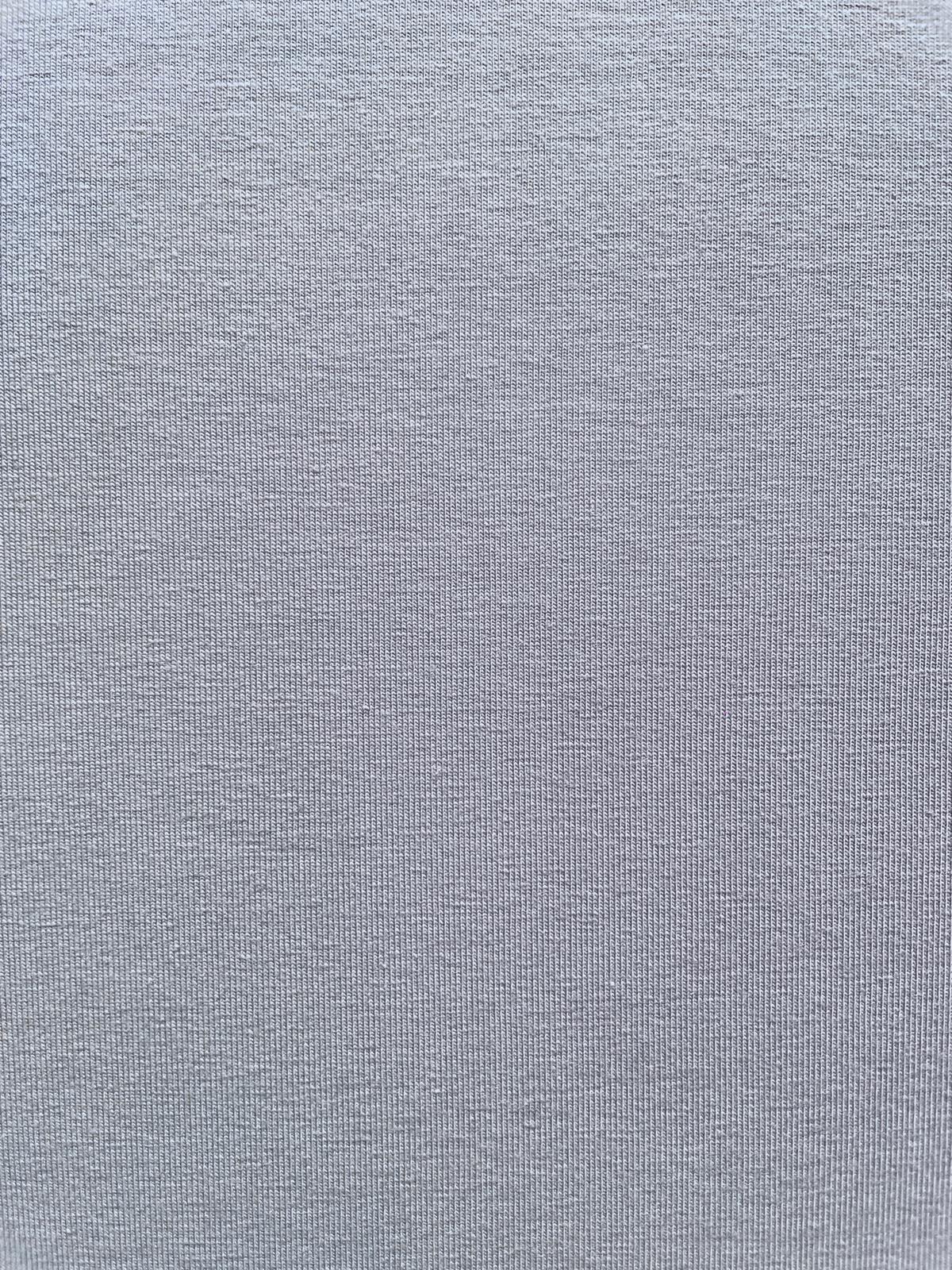 Hochwertiger Baumwoll-Jersey in Steingrau ohne Melierung, verarbeitet als elegante Wickeljacke auf einer Schneiderpuppe.