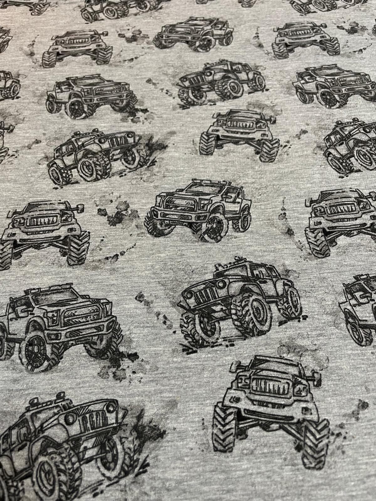 Weicher Baumwoll-Sweat (French Terry) in Grau-Meliert mit coolen Monster-Truck-Illustrationen und Matsch-Effekten; perfekt für strapazierfähige Kinder-Hoodies und Jogginghosen.