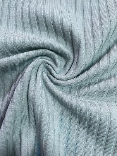 Geraffter Jacquard-Rippjersey in Blaugrün – weich fallender Strukturstoff mit plastischer Zopfstrick-Relief-Optik