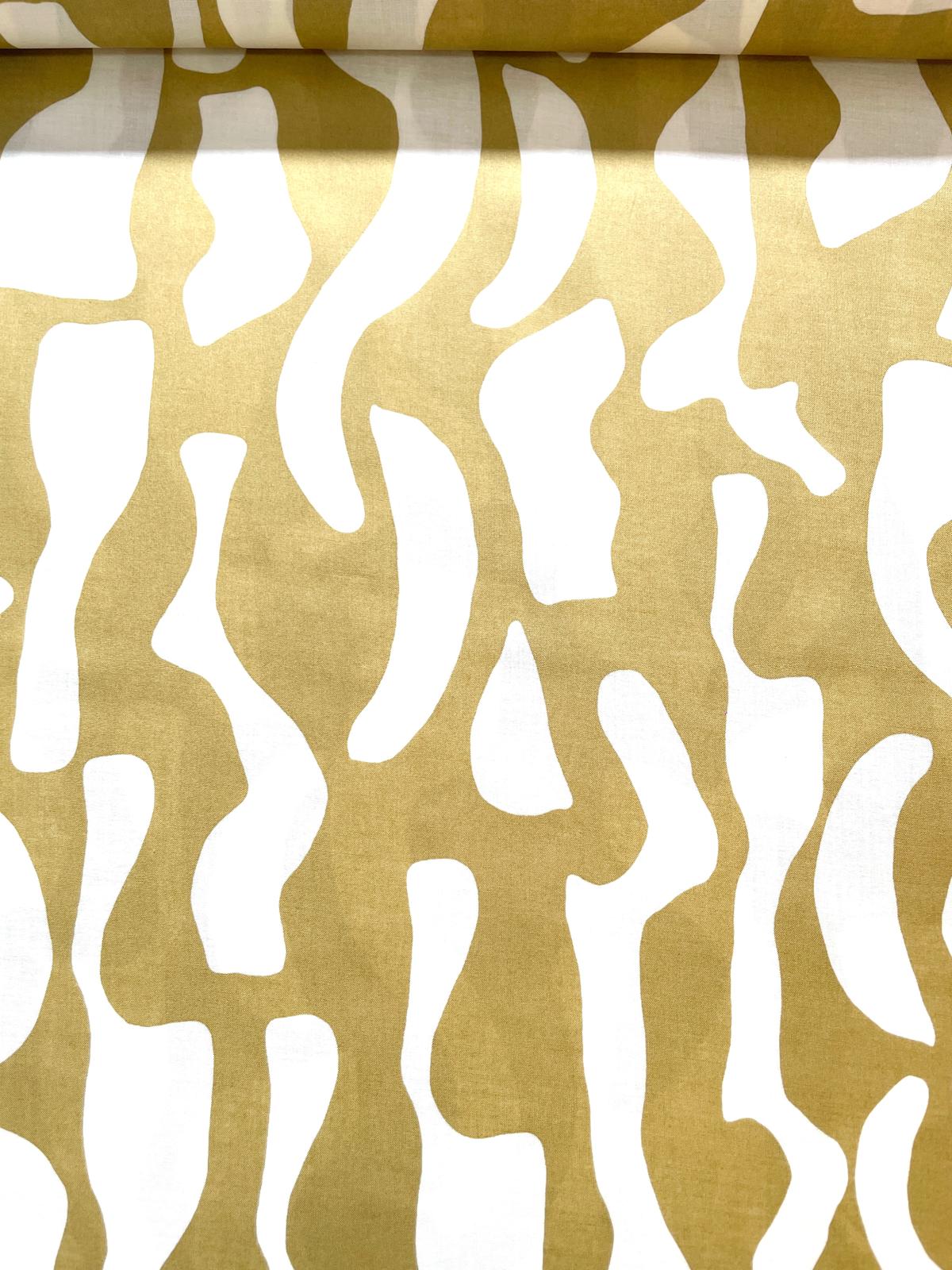 Eine flächige Nahaufnahme von leichtem Baumwoll-Voile als Meterware, bedruckt mit einem modernen, abstrakten Wellenmuster in leuchtendem Gelbgrün auf einem weißen Untergrund.