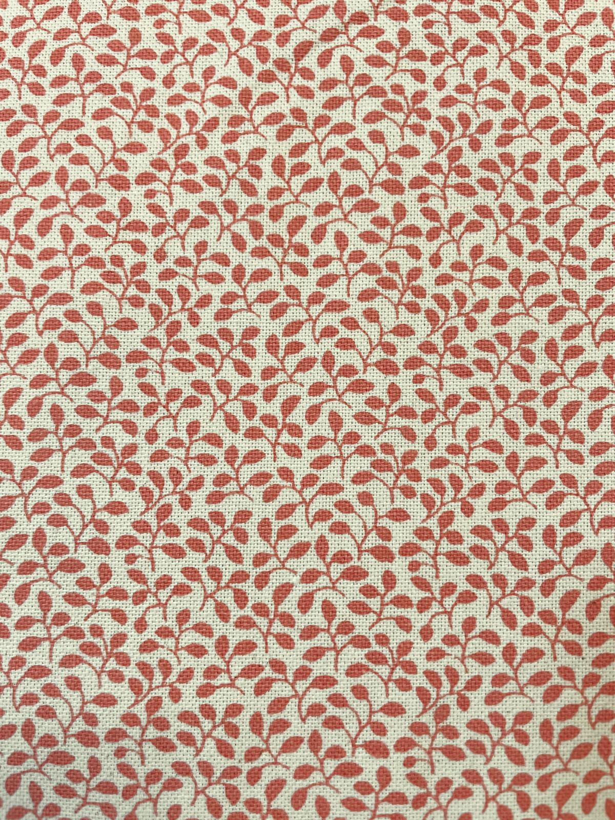 Dekostoff creme mit rosafarbenen Blättern