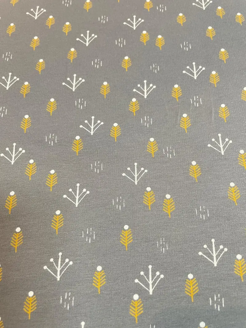Weicher Baumwoll-Sweat (French Terry) in Grau-Meliert mit modernem, grafischem Allover-Print aus gelben und weißen Bäumen; ideal für skandinavisch inspirierte Kinderkleidung.