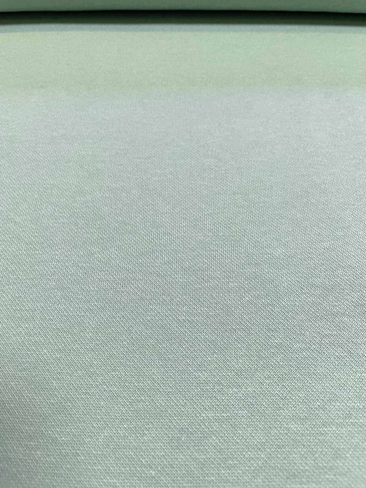 Unifarber Strick-Jacquard Stoff als Meterware in mattem Salbeigrün mit feiner, charakteristischer Strickstruktur, ideal für gemütliche Kleidung und Cardigans.