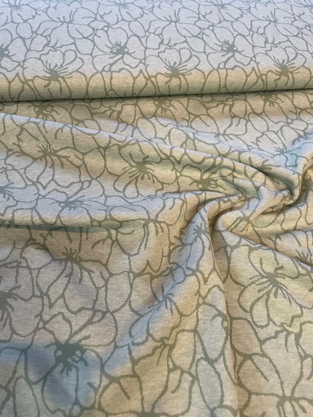 Weicher Strickjacquard Stoff als Meterware mit floralem Design in Salbeigrün