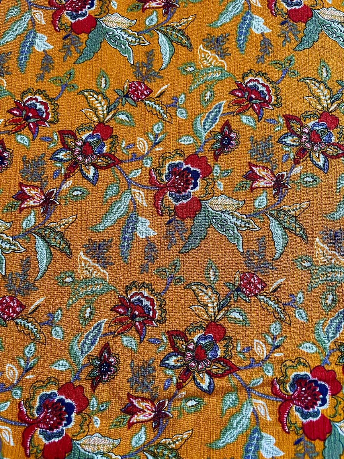 Bunter Viskose-Crêpe Stoff als Meterware in Senfgelb mit floralem Blumenmuster im Ethno-Stil