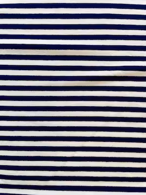 Feiner Viskosejersey mit klassischen, gleichmäßigen Querstreifen in Dunkelblau und Cremeweiß, weich fließende Stoffqualität.