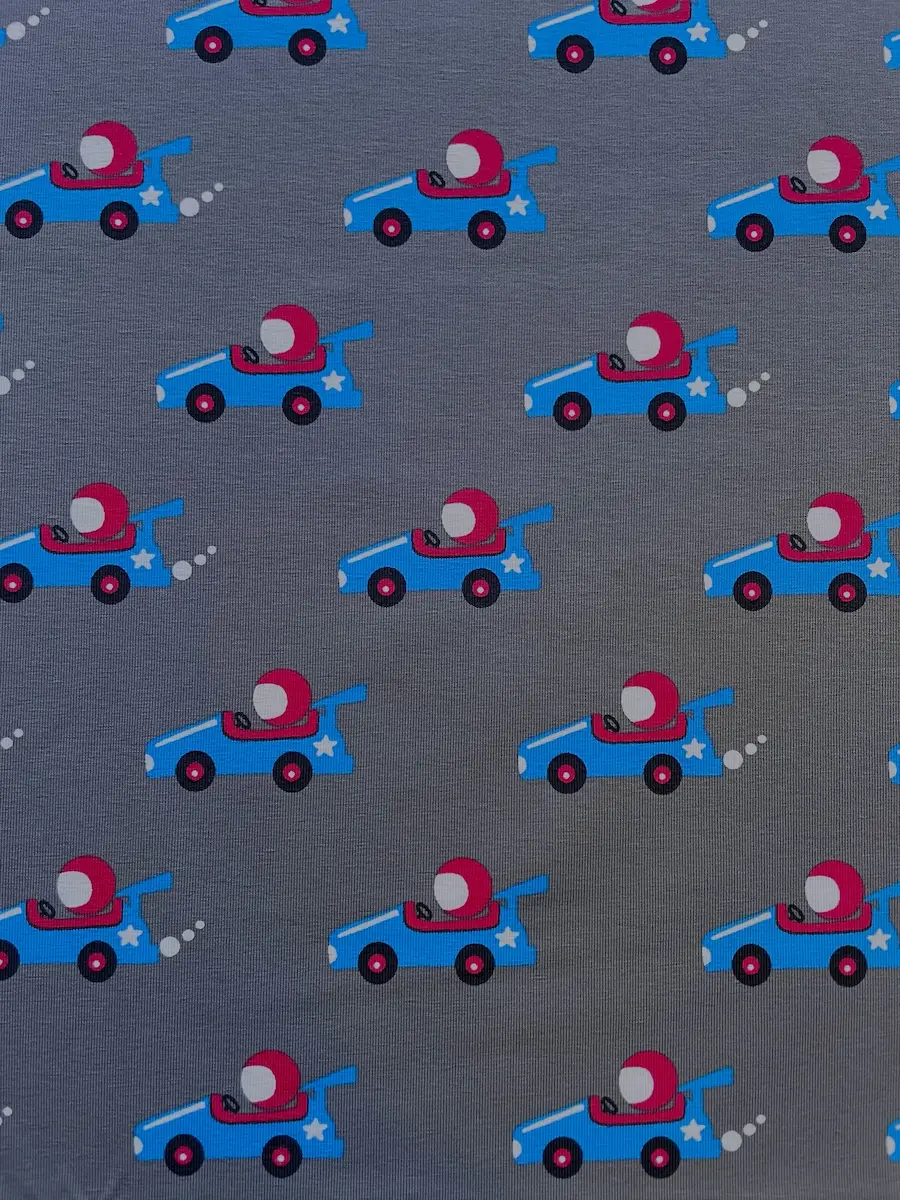Mittelgrauer Jersey-Stoff bedruckt mit kleinen roten und blauen Rennwagen.