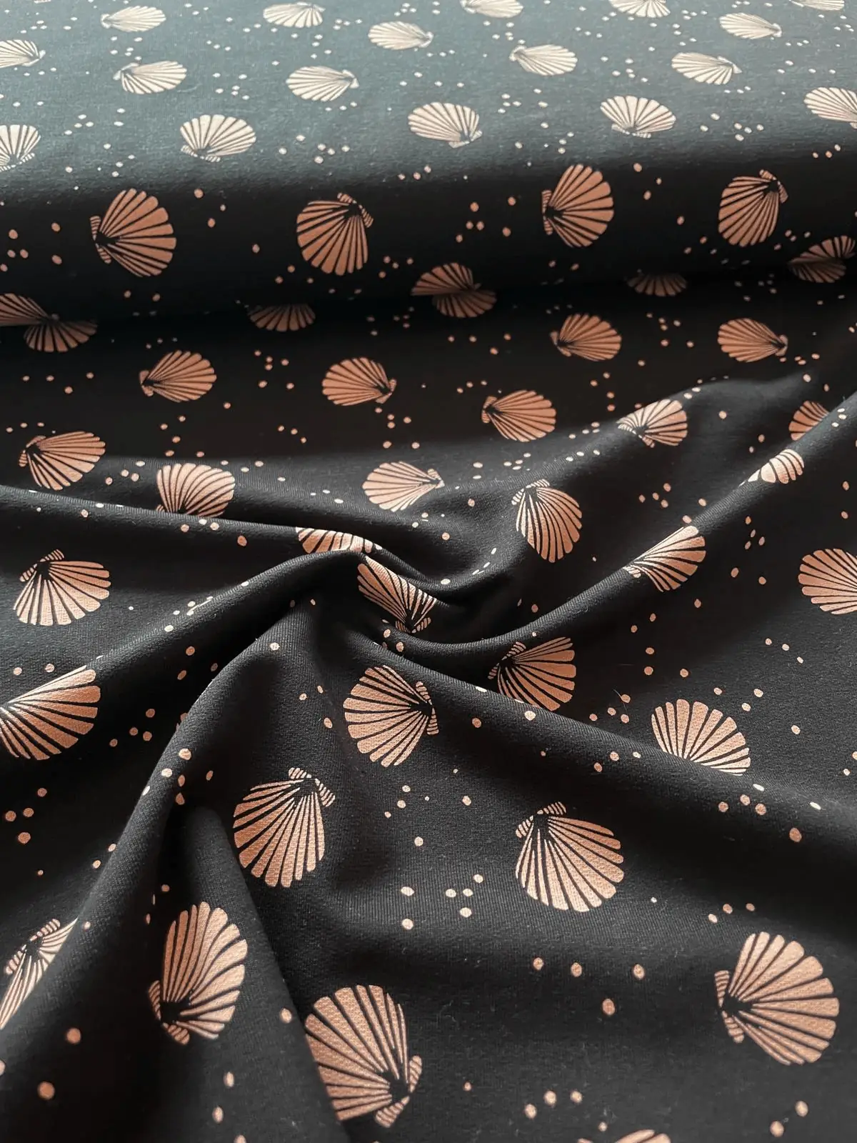 Hochwertiger French Terry Stoff als Meterware in Schwarz mit elegantem, goldfarbenem Muschel-Muster und Pünktchen, ideal für Bekleidung