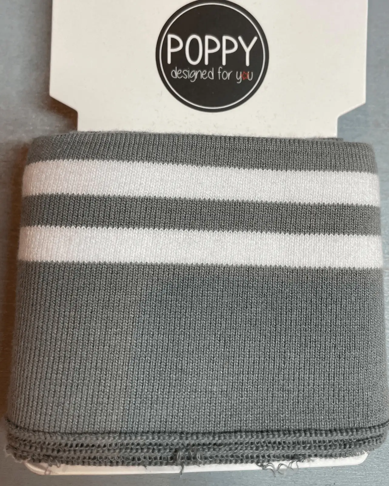 Gestreiftes College-Bündchen von Poppy in Grau-Weiß als Fertigbündchen für Ärmel, Saumabschlüsse, Pullover und Jacken.