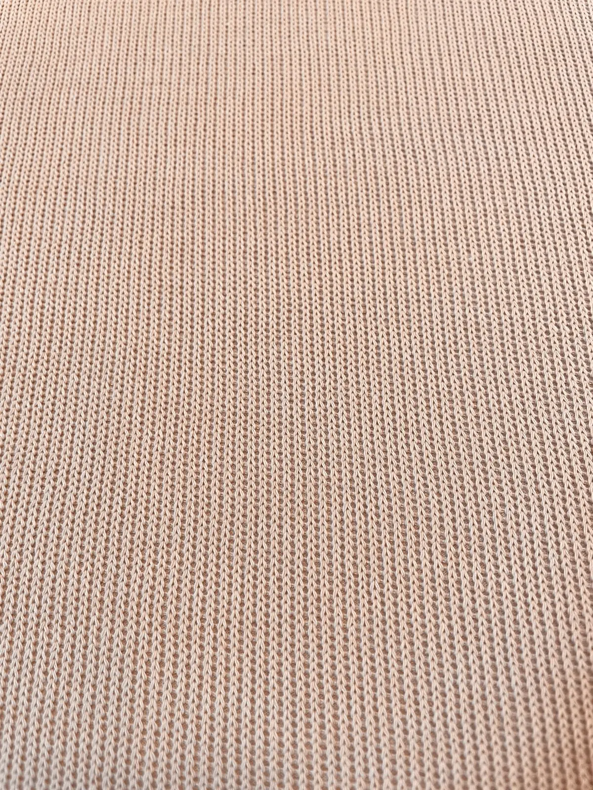 Elastischer Feinstrick-Jersey als Meterware in zartem Altrosa mit einer feinen, gleichmäßigen Maschenstruktur.