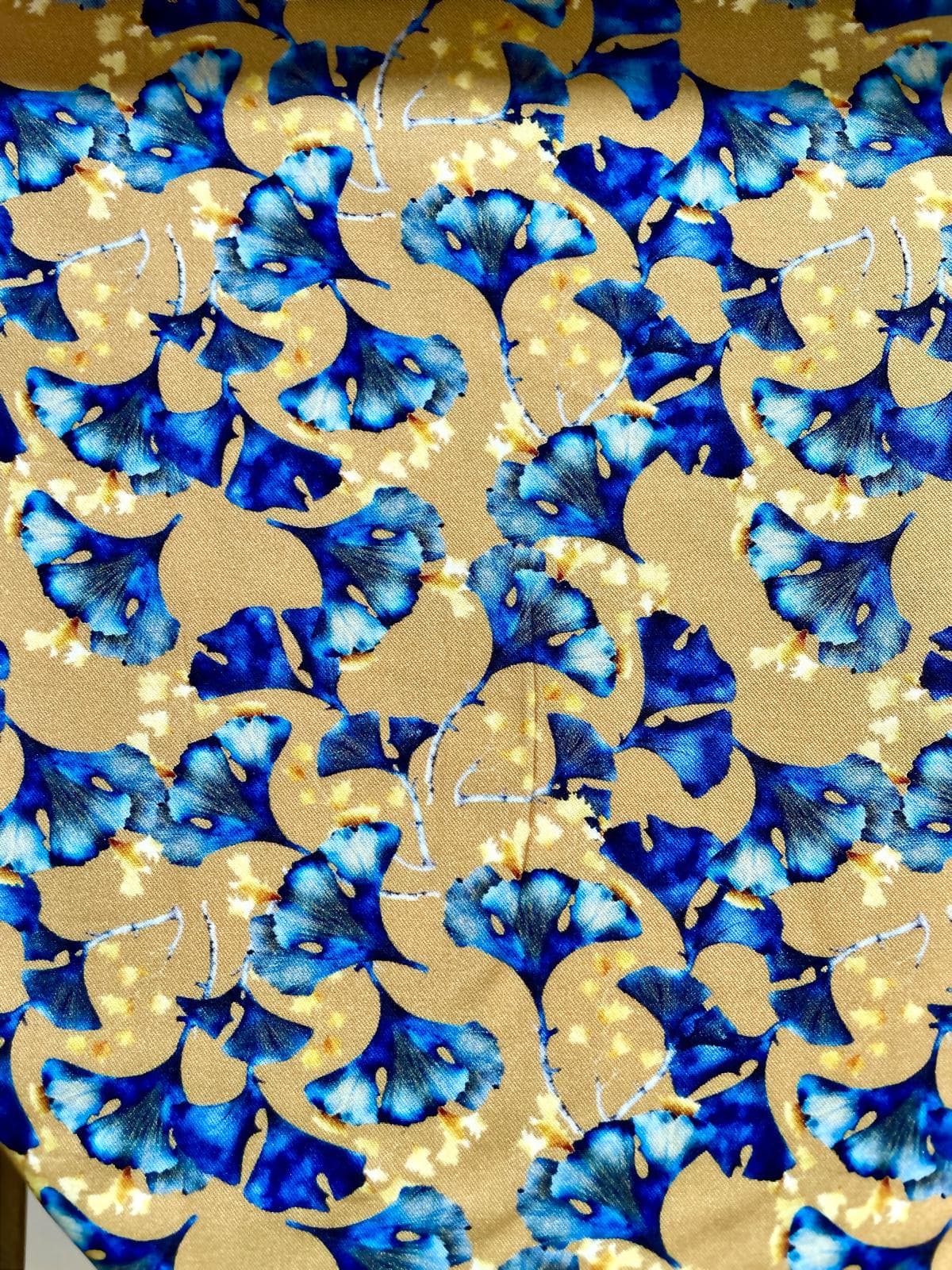 Eco-Viskose „Ginkgo Breeze“ – Nachhaltiger Luxus in Blau & Sand