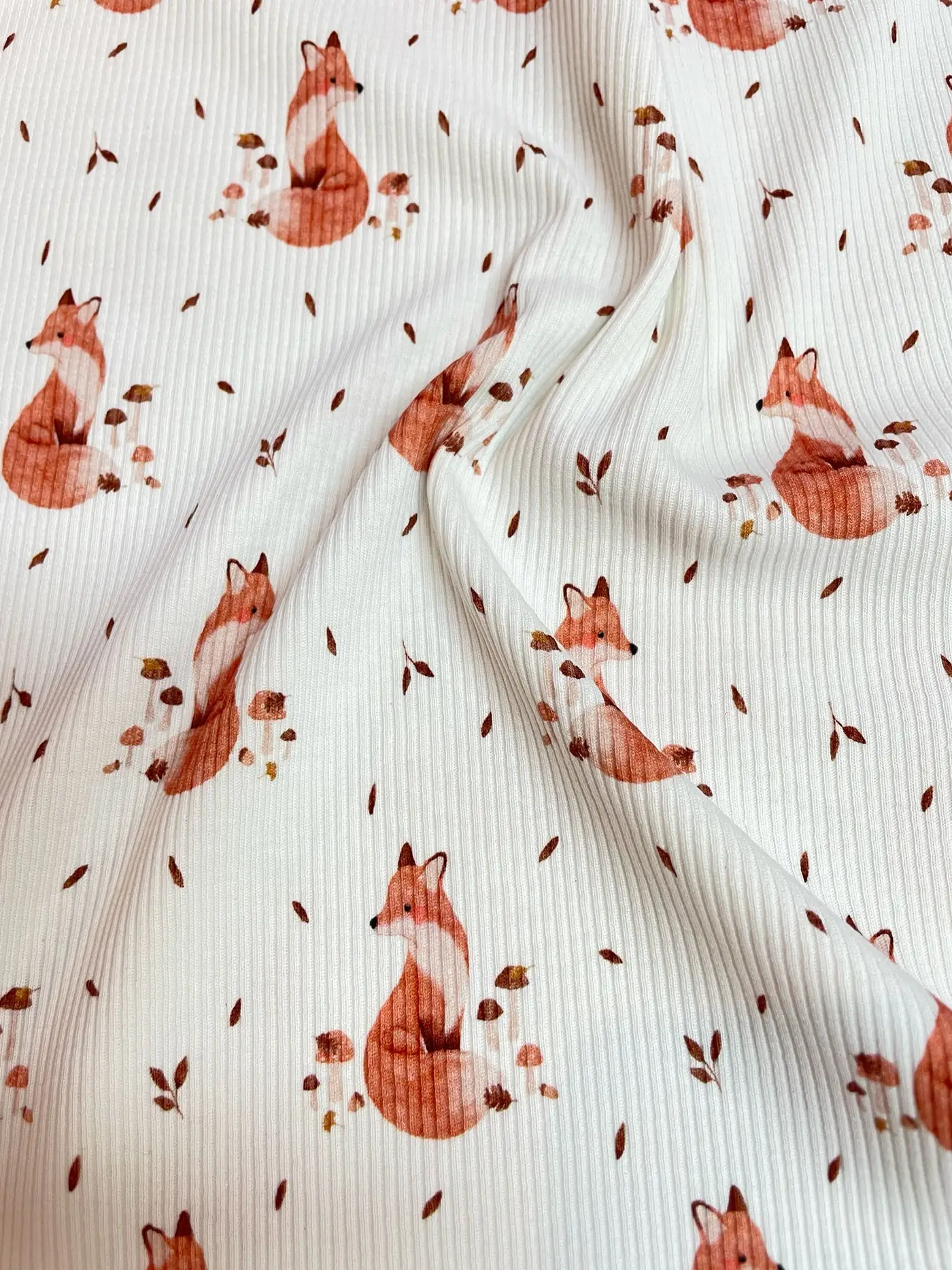 Weicher Rippjersey Stoff in Creme mit Füchsen, Pilzen und Herbstblättern, elastischer Rippstrick für Babykleidung, Meterware Waldtiere.