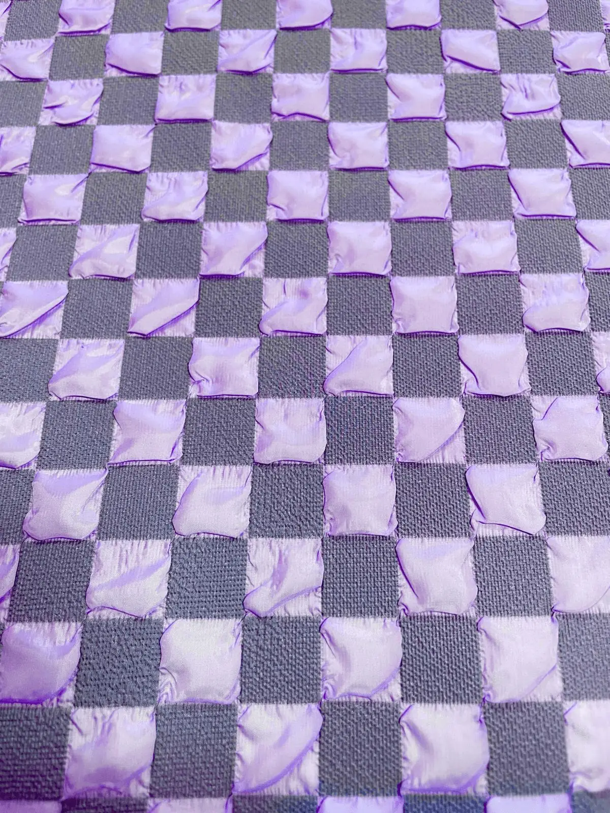 Strapazierfähiger Taschenstoff in Flieder-Lila mit plastischem 3D-Schachbrettmuster, ideal für moderne Rucksäcke, Tote Bags und Kosmetiktaschen.