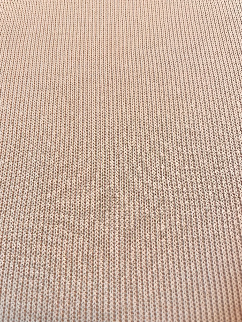 Elastischer Feinstrick-Jersey als Meterware in zartem Altrosa mit einer feinen, gleichmäßigen Maschenstruktur.