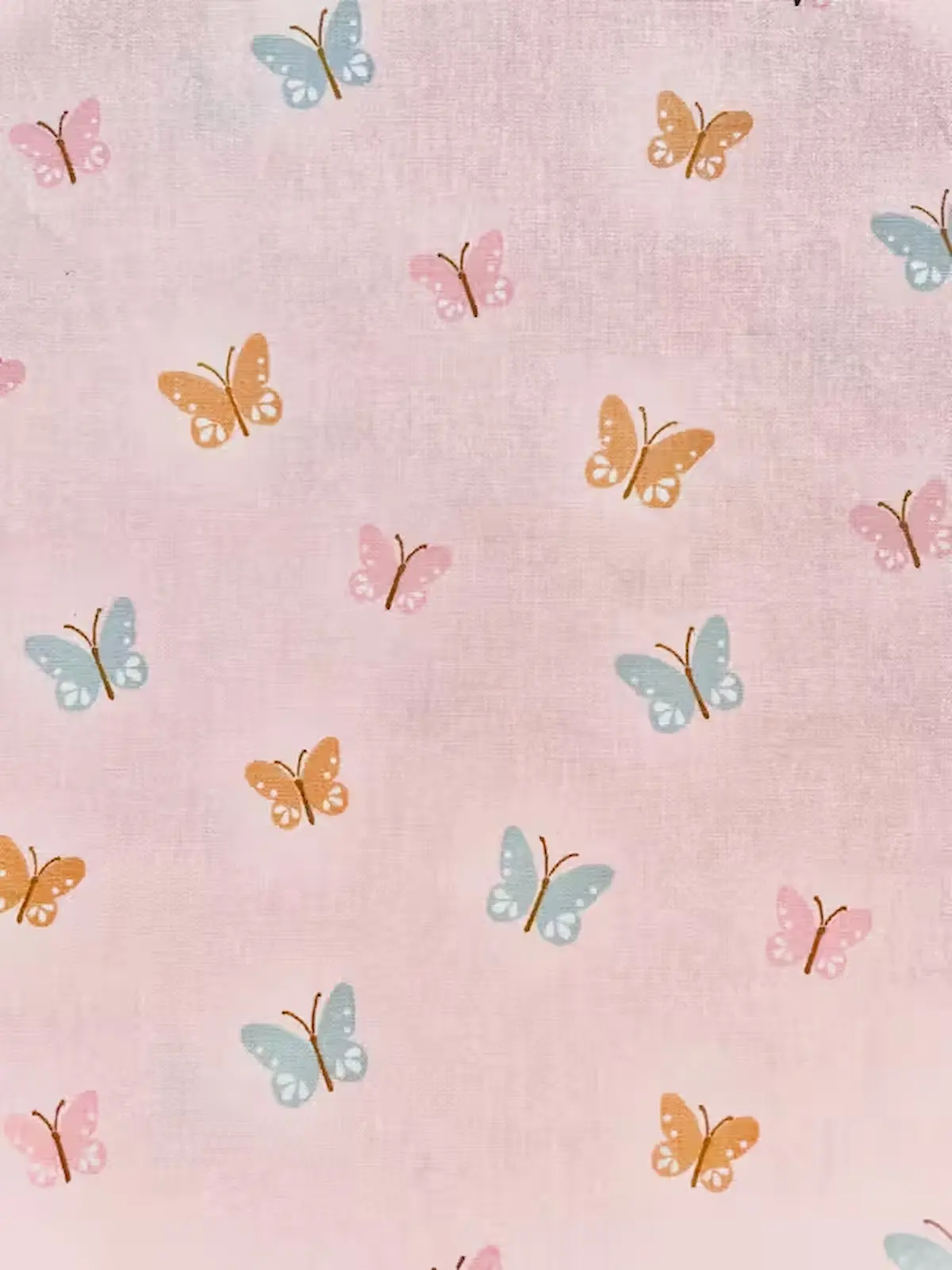 Zarter Bio-Baumwollstoff in Pastellrosa bedruckt mit bunten Schmetterlingen; leichte Popeline-Webware für Schultüten und Kinderkleidung.