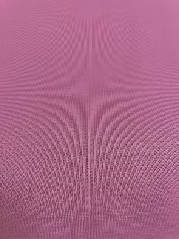Ein hochwertiger French Terry Sommersweat in einem zarten Altrosa. Die feine, glatte Strickoberfläche des elastischen Baumwollstoffes ist deutlich sichtbar. Ein zeitloser Uni-Stoff, perfekt geeignet für feminine Nähprojekte und als Kombipartner für gemust