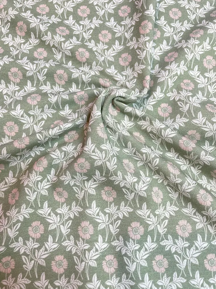 Hochwertiger Jerseystoff in Salbeigrün mit floralem Rankenmuster und rosa Blüten, elastische Baumwoll-Meterware für Kleider und Shirts.