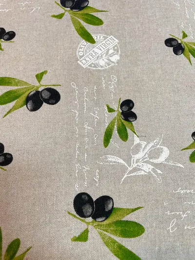 Fester Canvas Dekostoff in Leinenoptik mit Oliven-Motiv, grünen Blättern und weißem "Extra Virgin" Schriftzug.