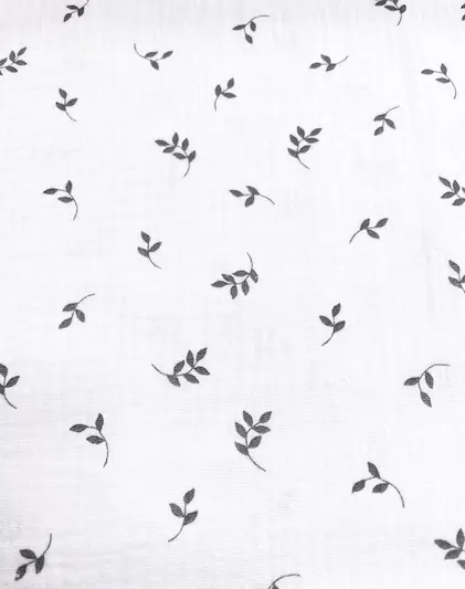 Weißer Musselin-Stoff aus Baumwolle mit feinem schwarzen Blätter-Print, Double Gauze Qualität für Halstücher und Baby-Textilien.