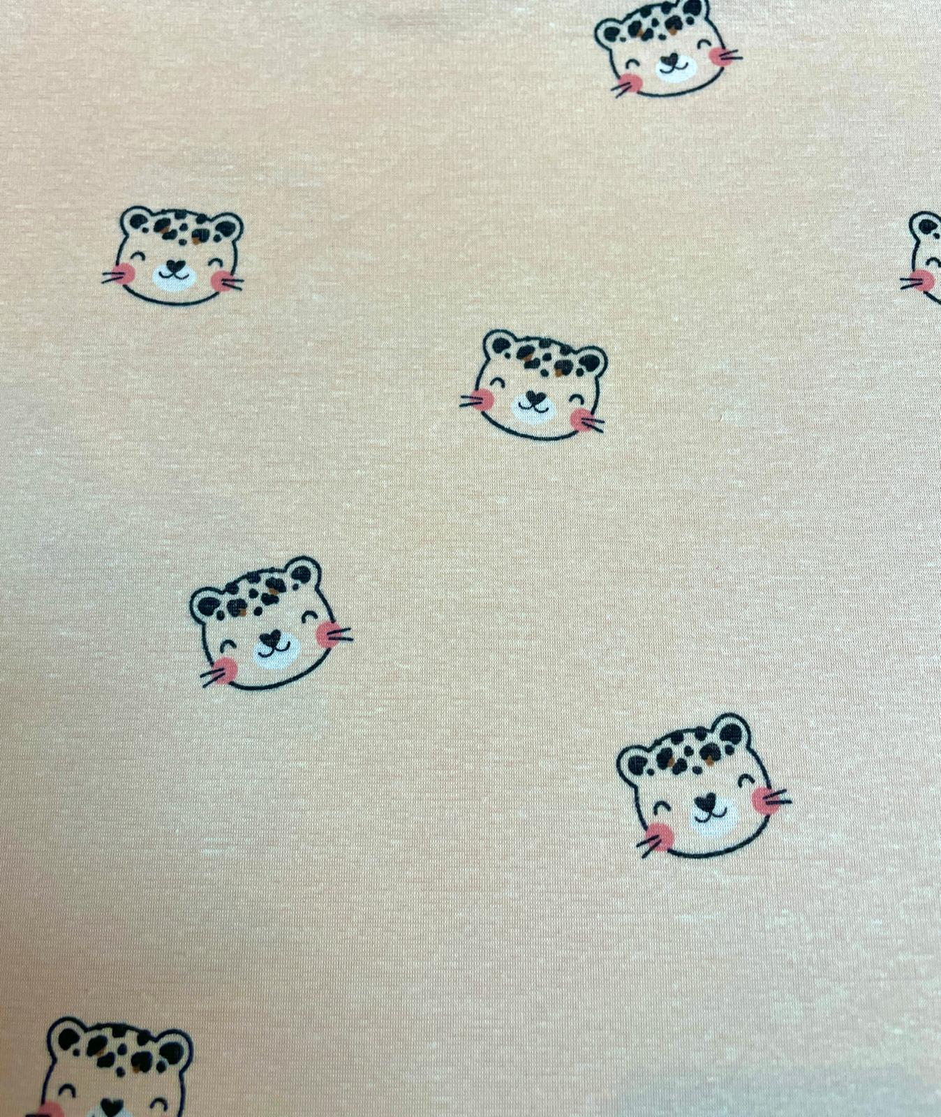 Alpenfleece mit Leoparden Apricot Ton Alpenfleece mit Leoparden Apricot Ton