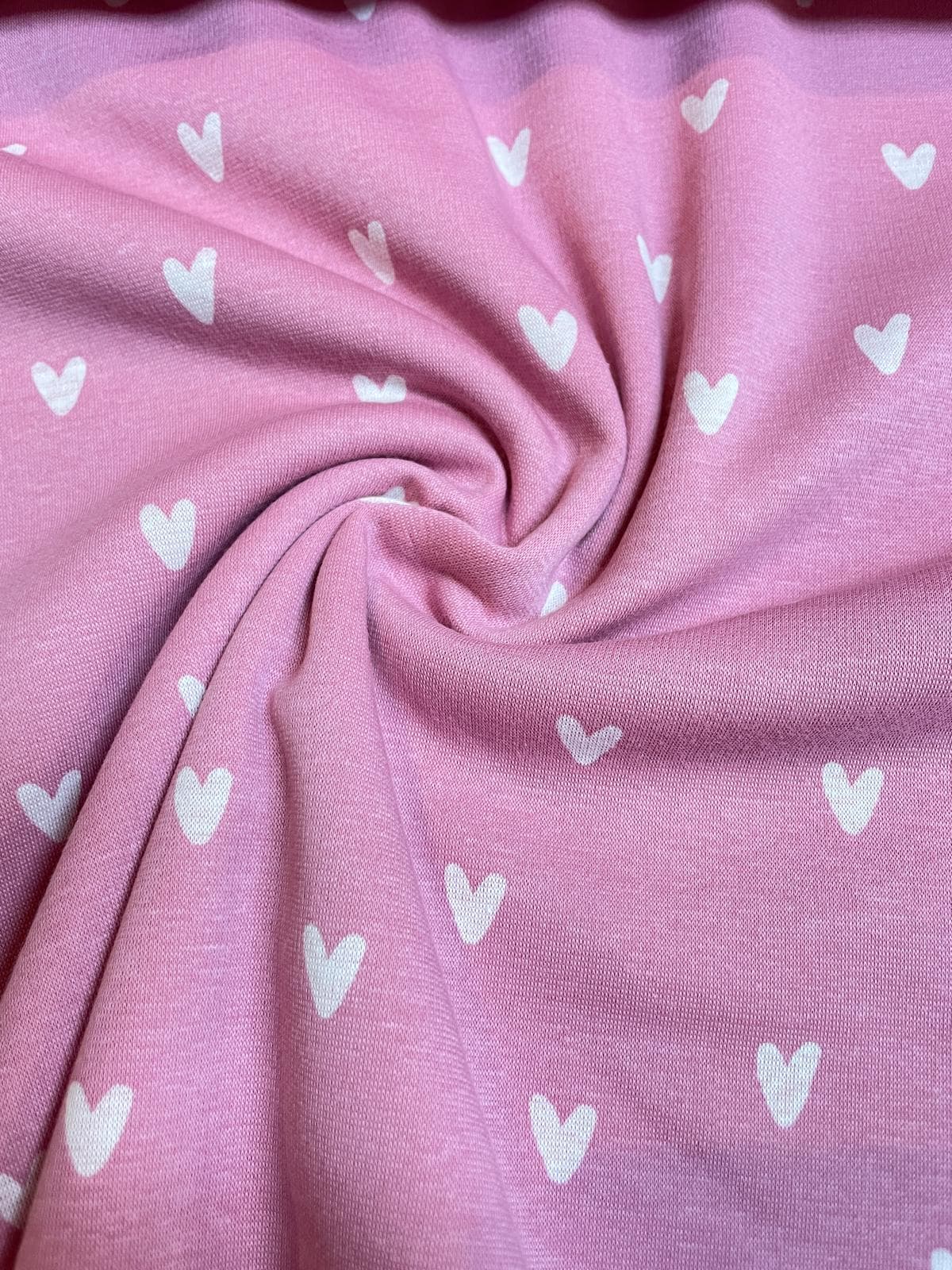 Dicker Alpenfleece in Rosa meliert mit weißen Herzen; Doubleface-Stoff mit extrem weicher Innenseite, perfekt für Hoodies, Decken und Winterjacken.