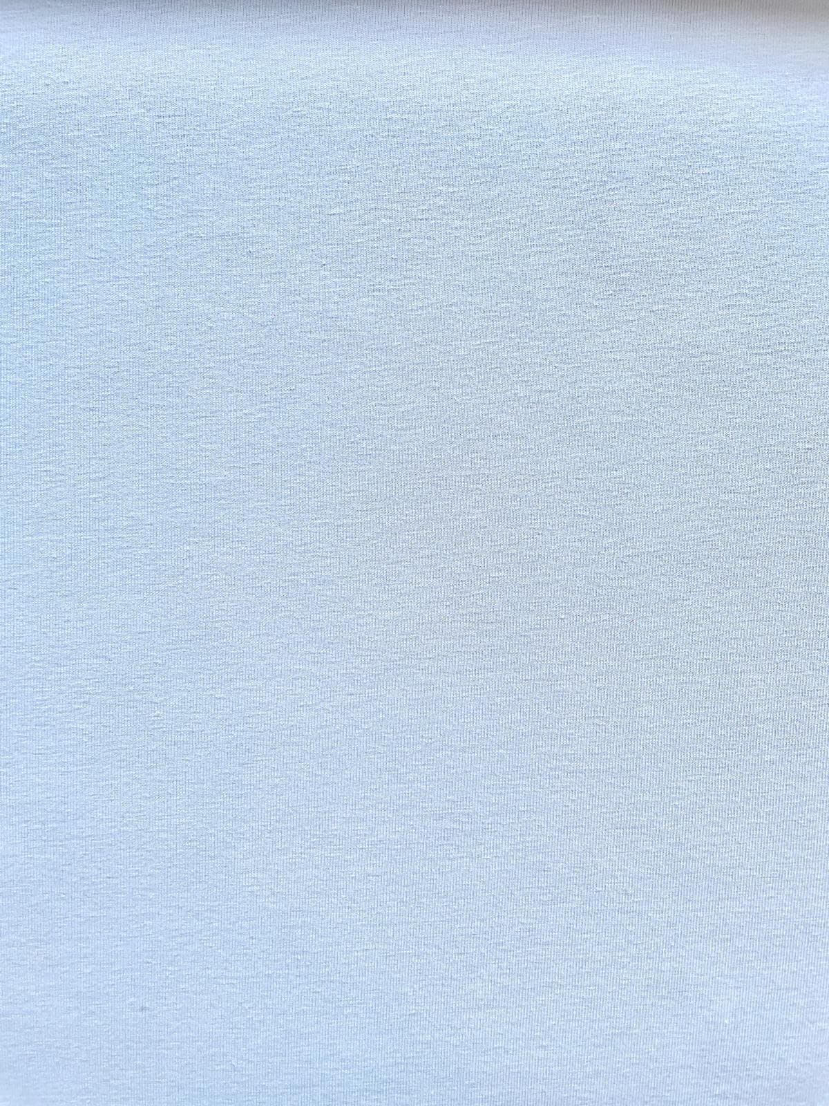 Hellblauer Baumwolljersey Uni als Meterware, feine Strickstruktur für elastische und weiche Bekleidung wie Shirts oder Babykleidung.