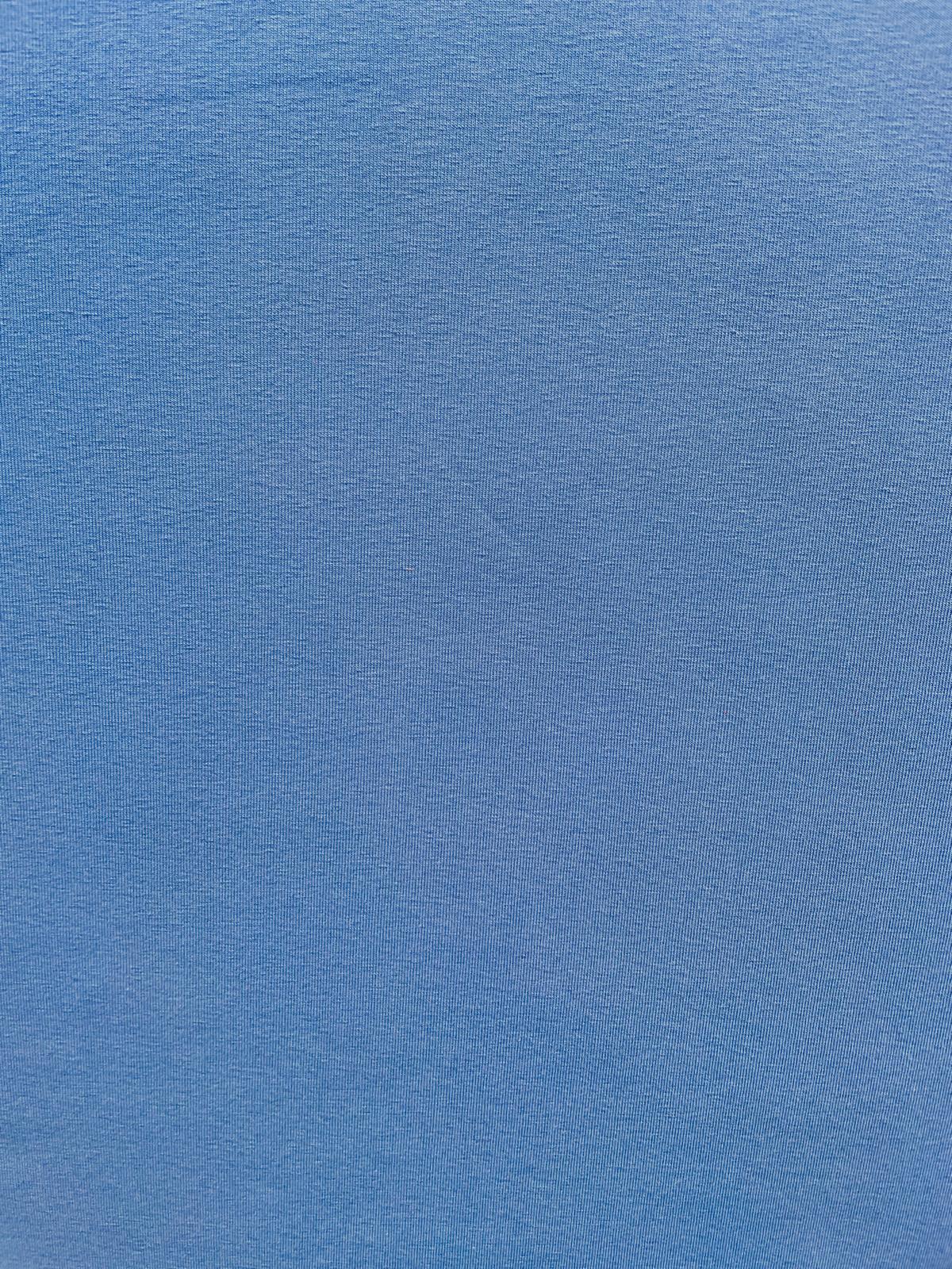 Nahaufnahme von glattem, dunkelblauem Baumwoll-Jersey Stoff mit 210 Gramm Gewicht pro Quadratmeter.