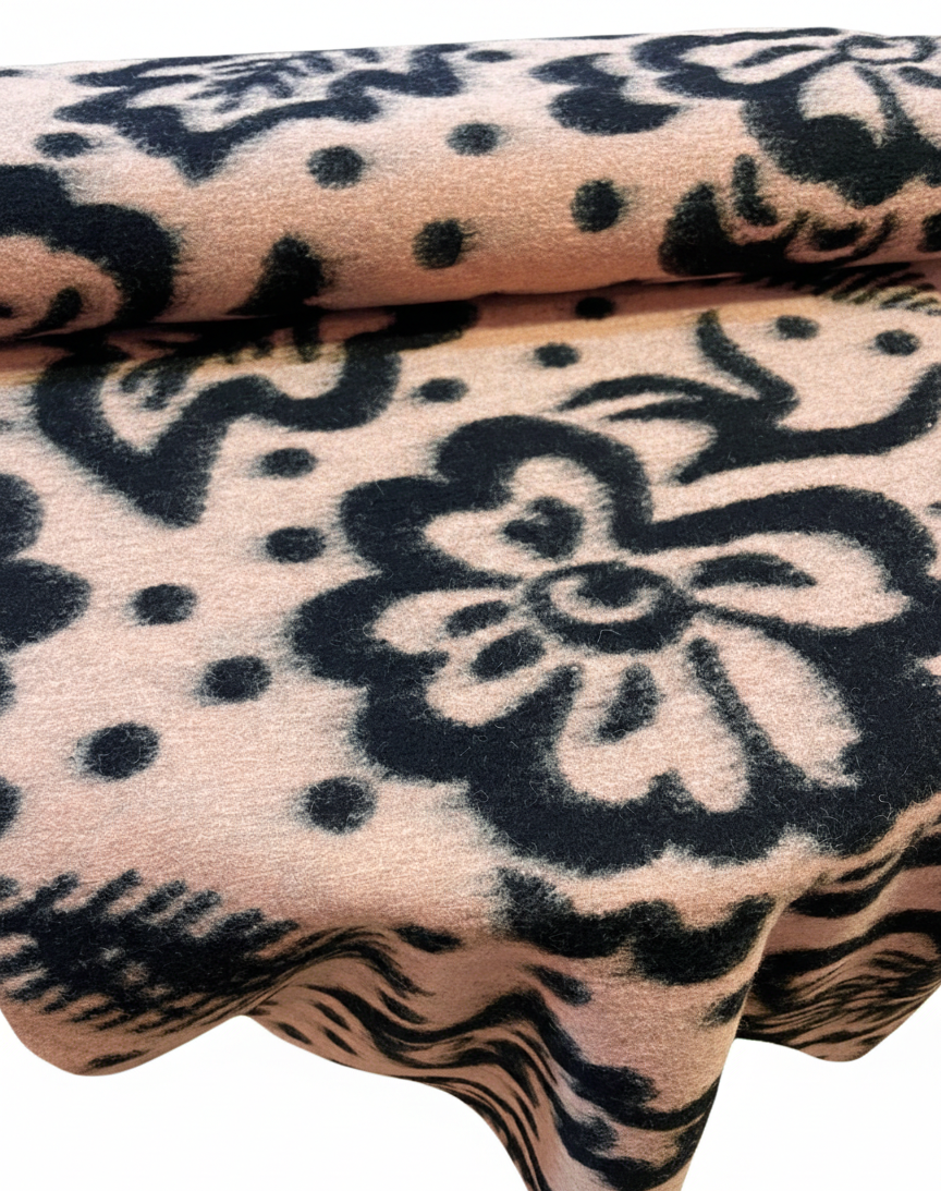 Wollstoff  puderrosa mit Blumen/Blätter