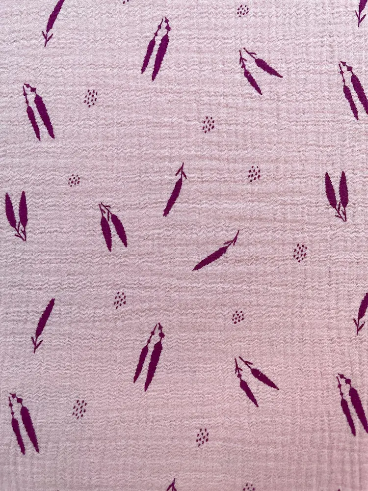Musselin „Boho Feathers“ mit Federn altrosa/beere Musselin „Boho Feathers“ mit Federn altrosa/beere
