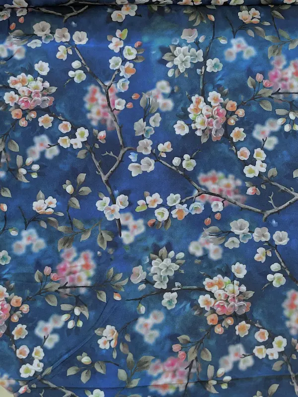 Blauer Viskosestoff mit hellrosa Kirschblüten-Print, feine 110g-Qualität für Sommerbekleidung.
