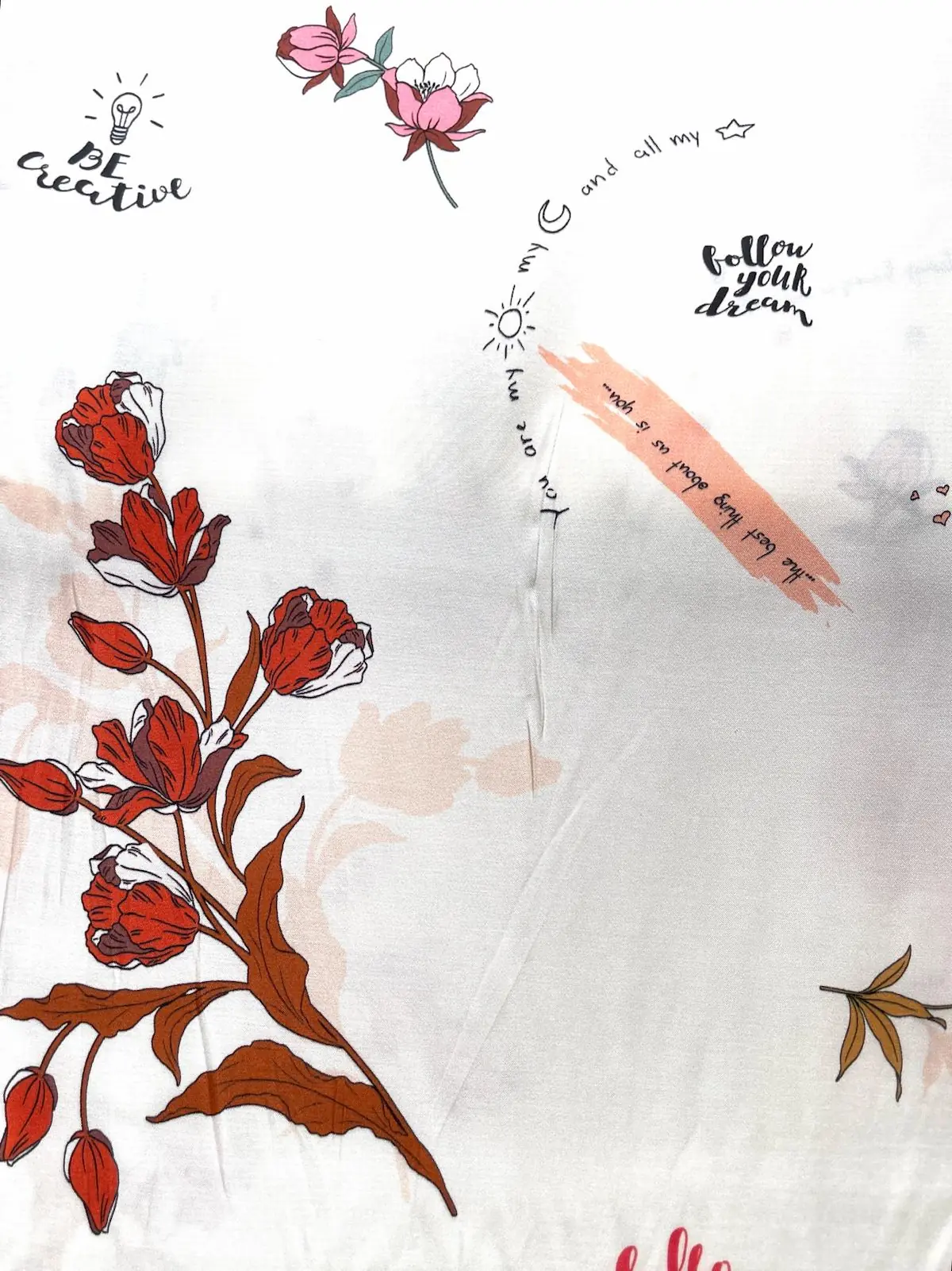 Nachhaltige Bio-Viskose Meterware in Weiß mit roten Tulpen, Illustrationen und inspirierenden Sprüchen wie "follow your dream"