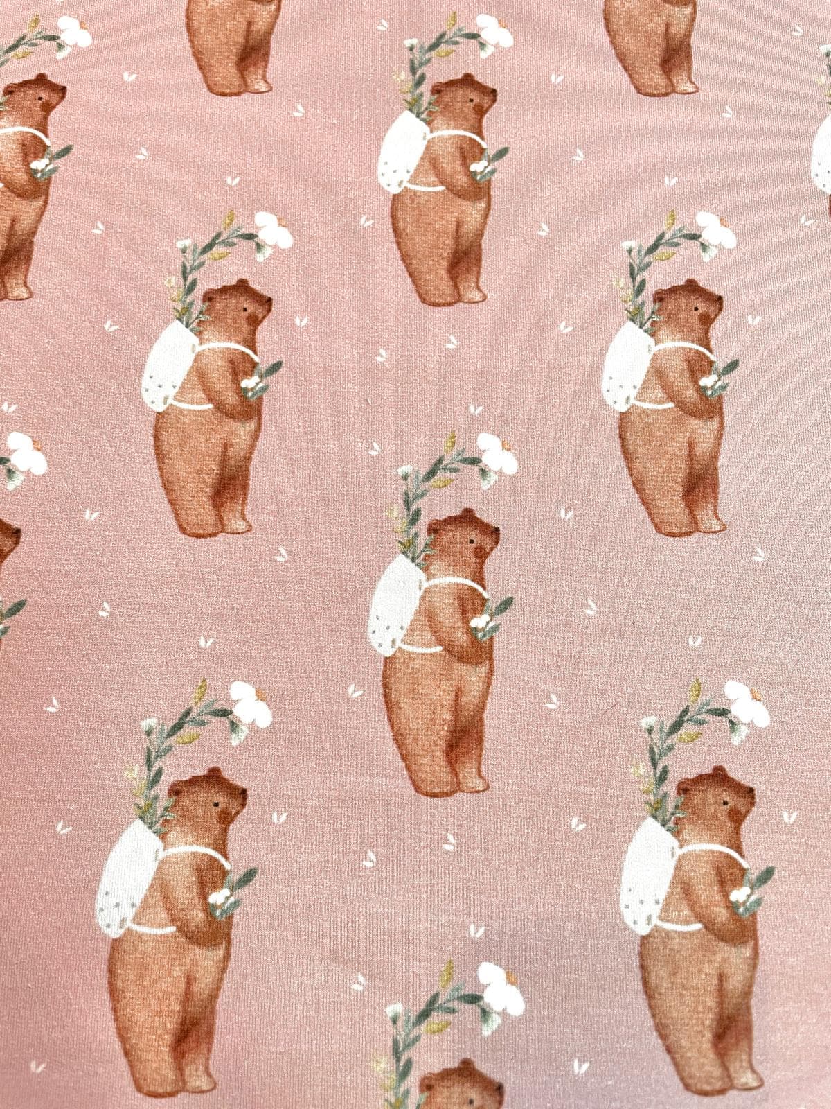 Weicher French Terry Stoff in Altrosa mit Bären-Motiv, Bär mit Rucksack und Blumen im Aquarell-Stil, elastische Sommersweat Meterware für Kinder.