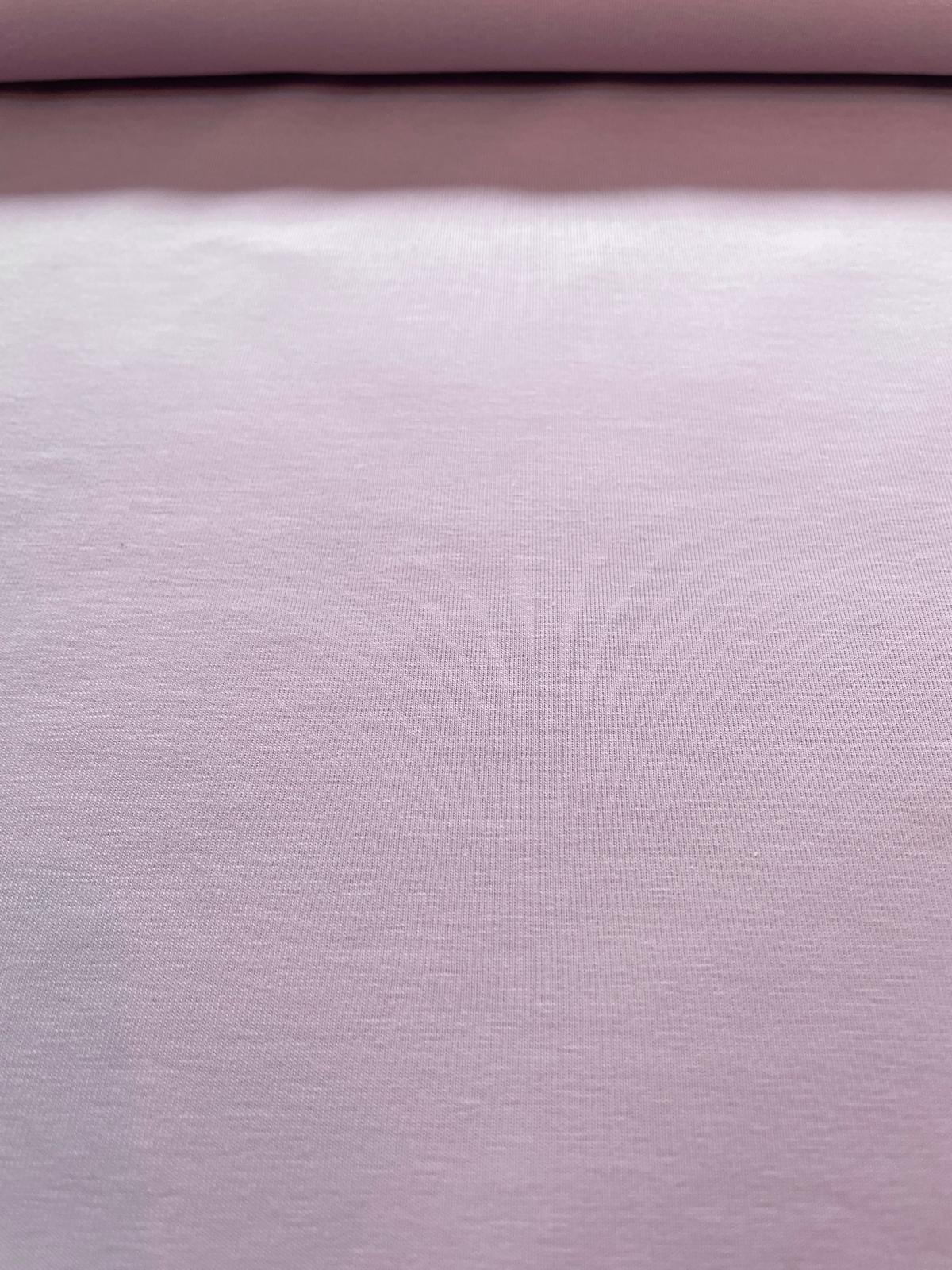 Nahaufnahme eines festen Baumwolljersey-Stoffs in Flieder-Mauve mit feiner Struktur, 220g Qualität.