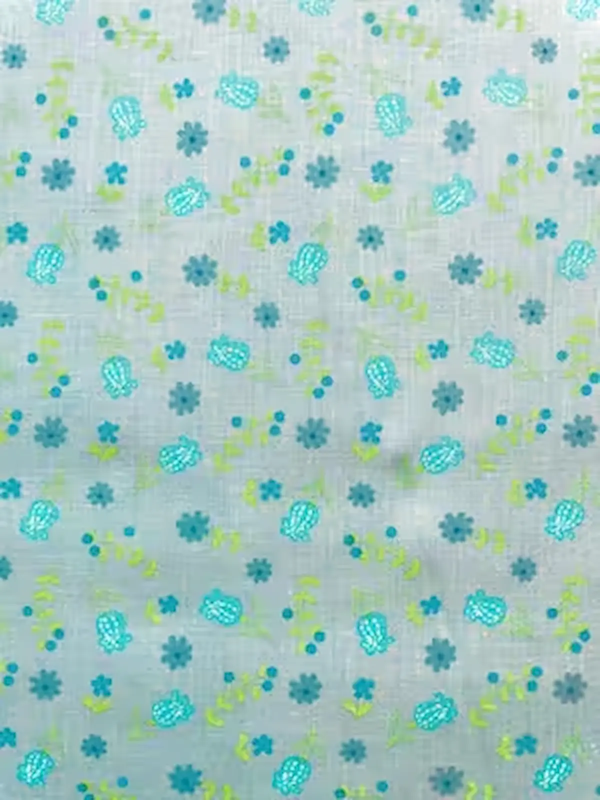 Nahaufnahme einer hellen türkis-blaugrauen Baumwoll-Webware mit einem kleinen, dezenten Blumenmuster in Grün und Blau.