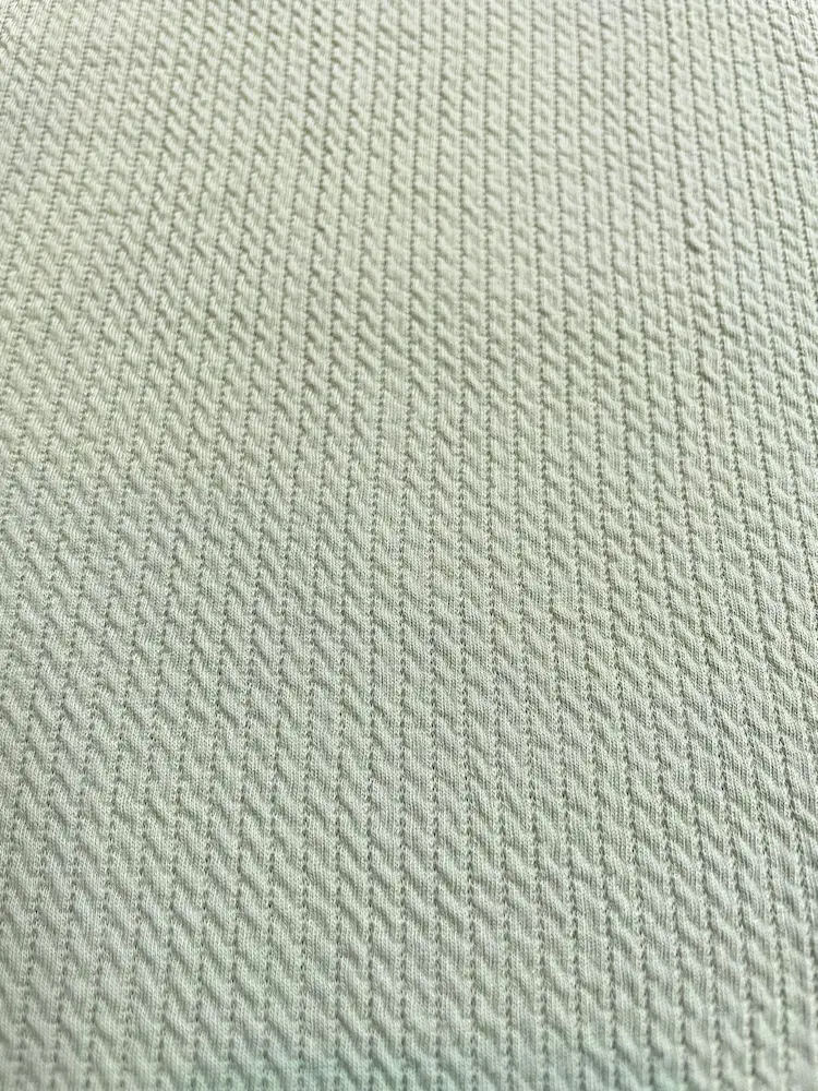 Jacquard-Jersey in Salbeigrün mit Zopfstrick-Muster – elastischer Strukturstoff für Cardigans und Pullover