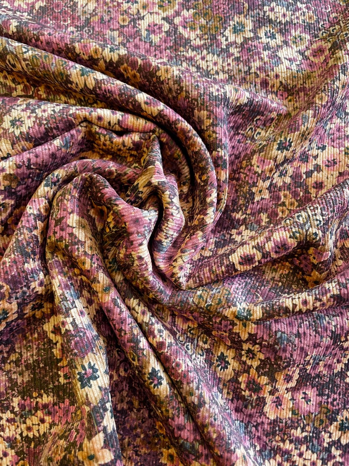 Drapierten Feincord Stoff als Meterware mit romantischem Blumenmuster und weichem Fall für Bekleidung.