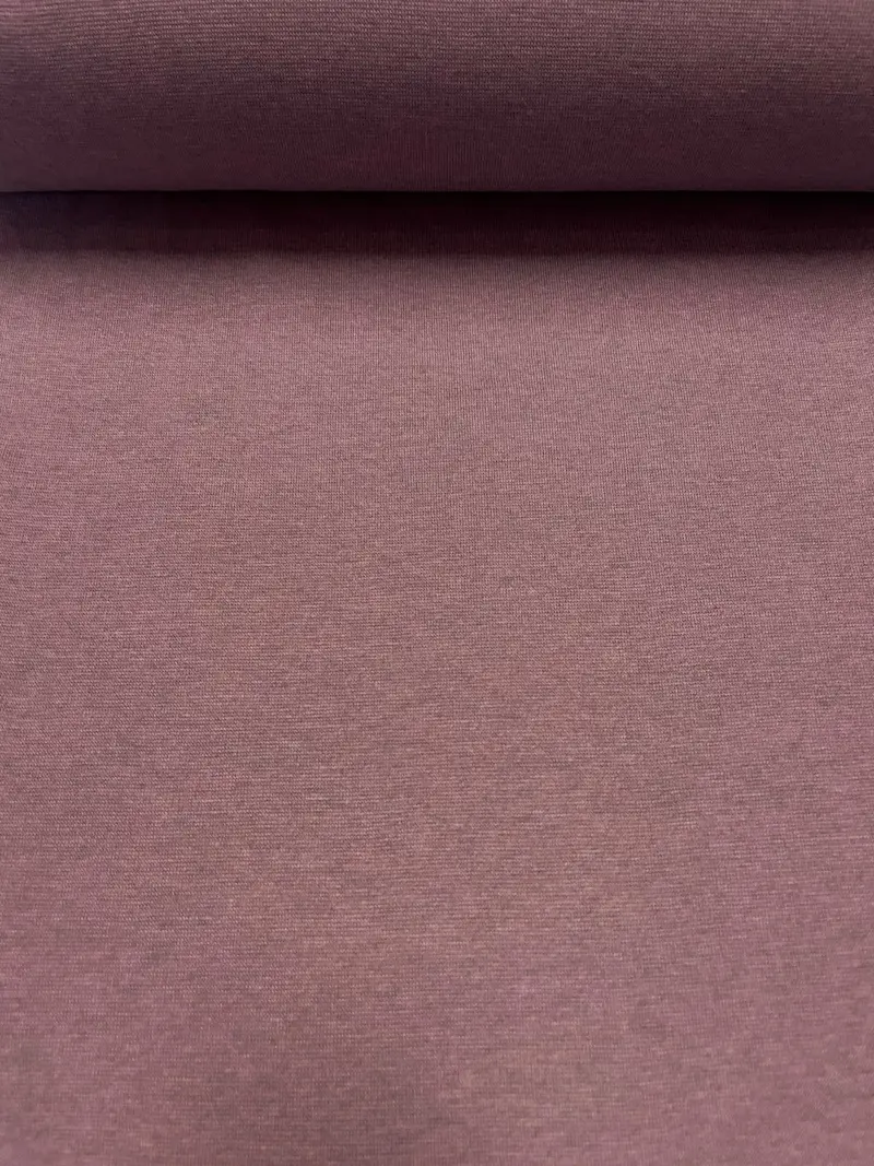 Nahaufnahme von einem elastischen Bündchenstoff in Mauve und Altrosa mit dezent melierter Strickstruktur als Meterware für Bekleidung.