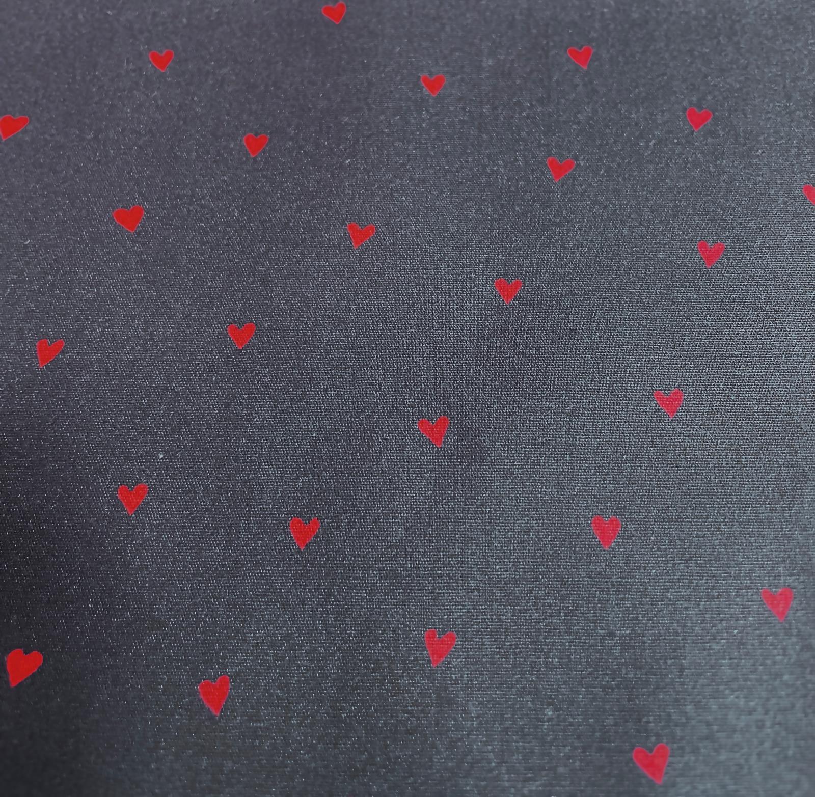 Beschichtete Baumwolle "Nachtschwärmer" dunkelblau mit roten Herzen