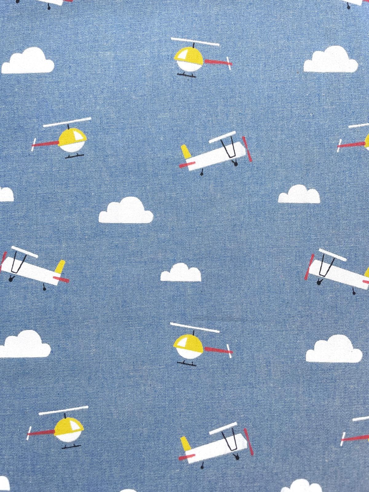 Jeansstoff als Meterware mit niedlichem Muster: Flugzeuge und Hubschrauber in Weiß, Gelb und Rot auf blauem Jeans-Hintergrund, ideal für Kinderkleidung