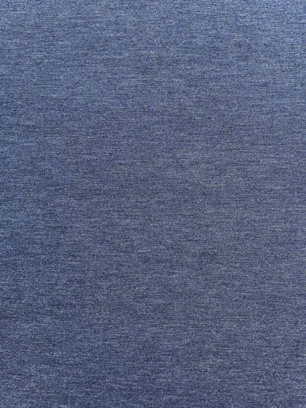 Nahaufnahme von elastischem Jersey-Stoff in Jeans-Blau Melange Optik, feine Strickstruktur aus Baumwolle und Polyester.